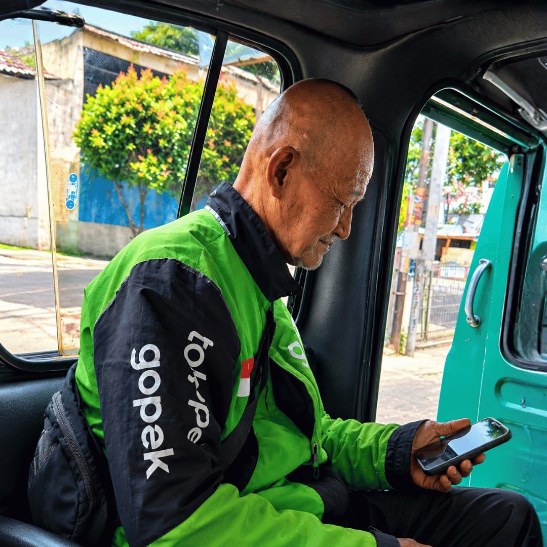 Motor Hilang Diduga Akibat Hipnotis, Driver Ojol Lansia di Cimahi Tetap Antar Pesanan dengan Angkot