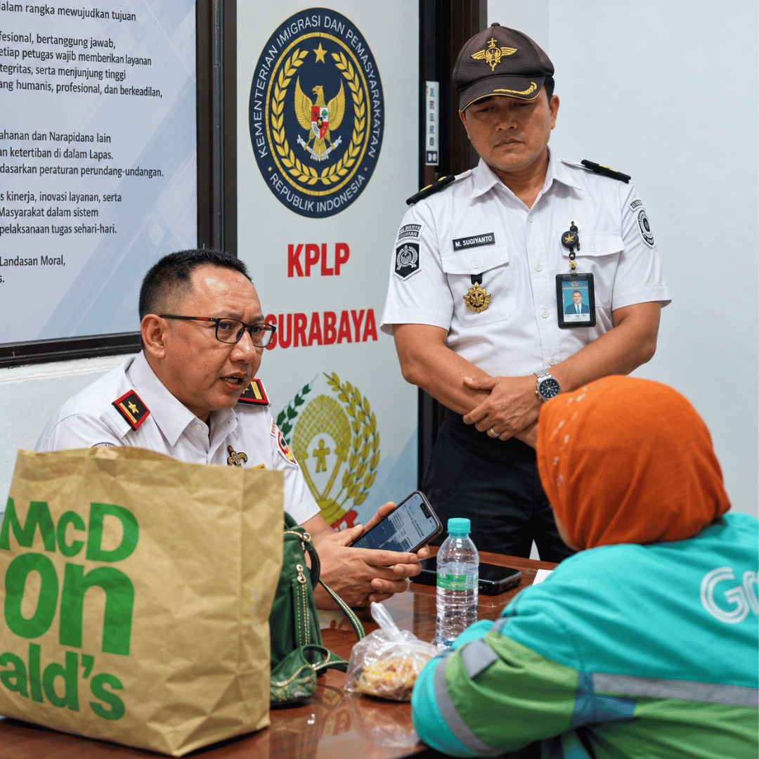 Petugas mencurigai bentuk dan tekstur potongan ayam yang dibawa AM. Setelah dibongkar, ditemukan empat klip plastik yang diduga berisi sabu Petugas mencurigai bentuk dan tekstur potongan ayam yang dibawa AM. Setelah dibongkar, ditemukan empat klip plastik yang diduga berisi sabu