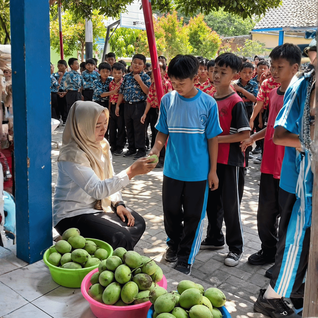 Pohon Mangga di Halaman Sekolah Berbuah, Guru Bagikan Hasil Panen kepada Seluruh Siswa