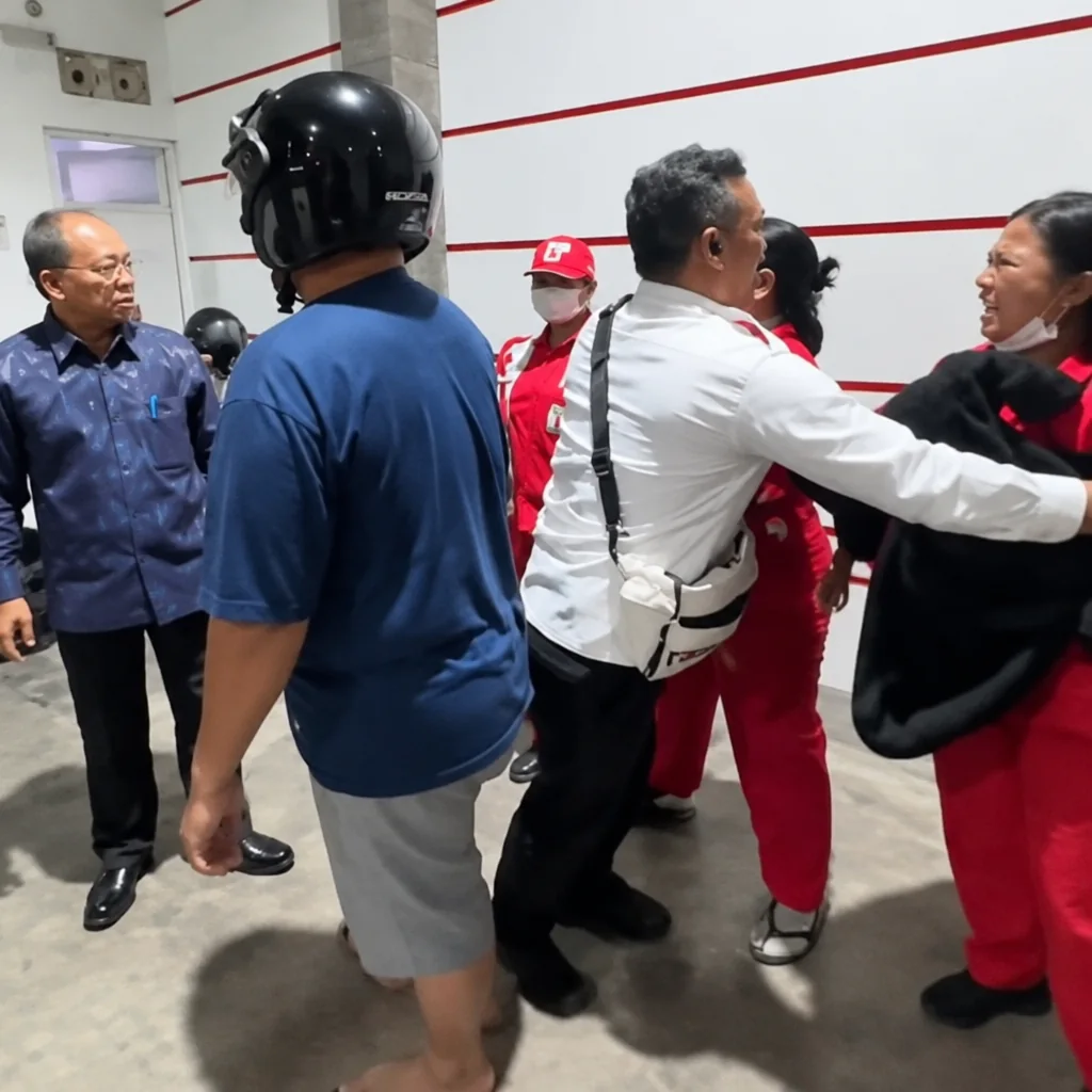Pria Berbaju Putih Merentangkan Tangan di Tengah Kerumunan