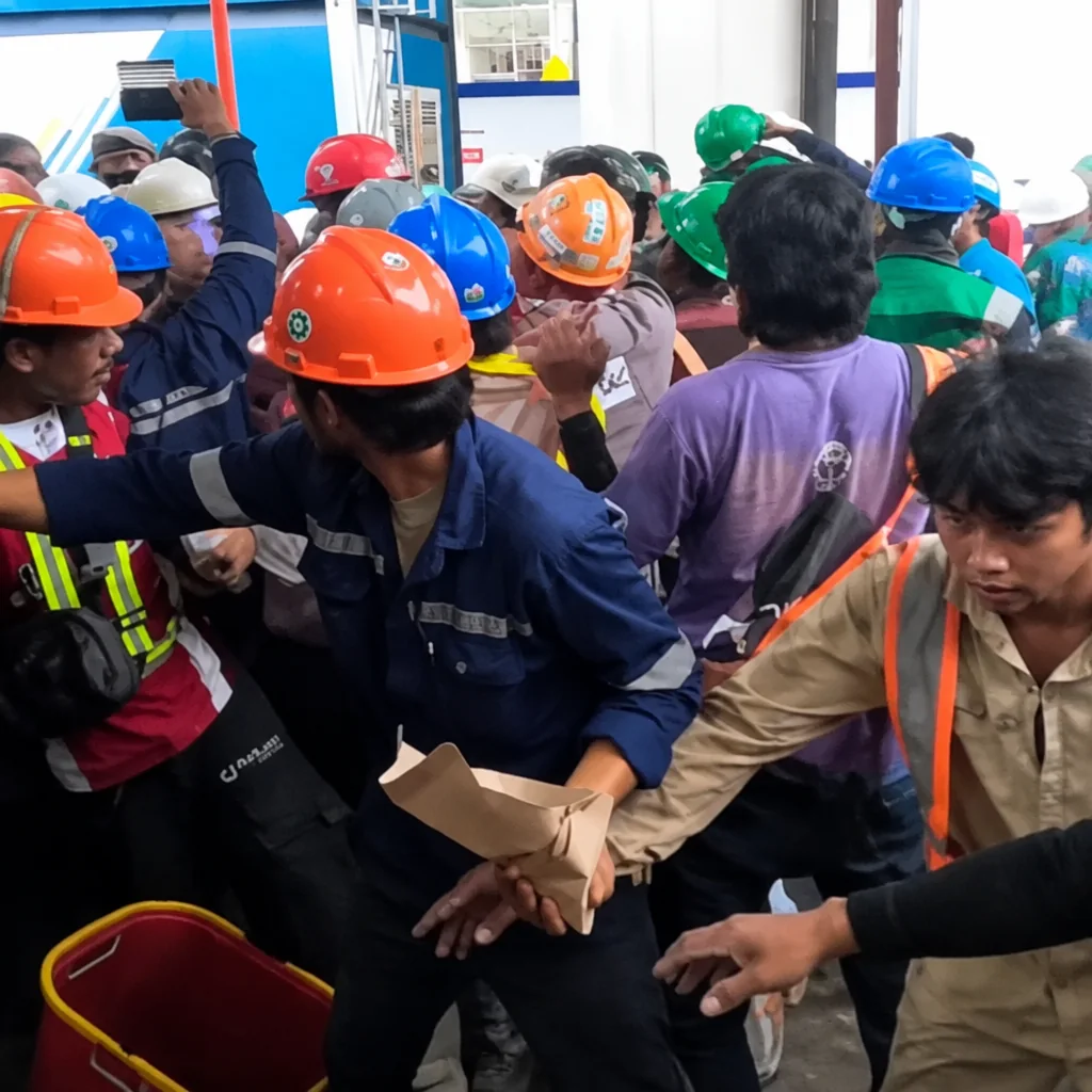 Puluhan pekerja mengusir Satpol PP Puluhan pekerja mengusir Satpol PP