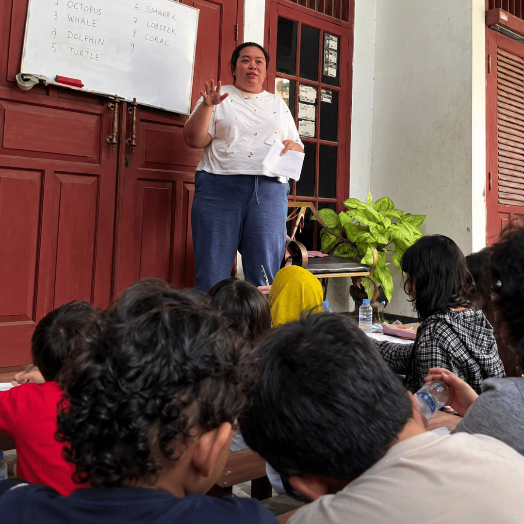 Resah Anak-Anak Sering Berkata Kasar, Kak Puput Buka Kelas Bahasa Inggris Gratis di Teras Rumah