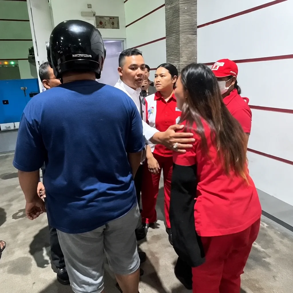 Sejumlah Orang Mengelilingi Pegawai SPBU Saat Perdebatan