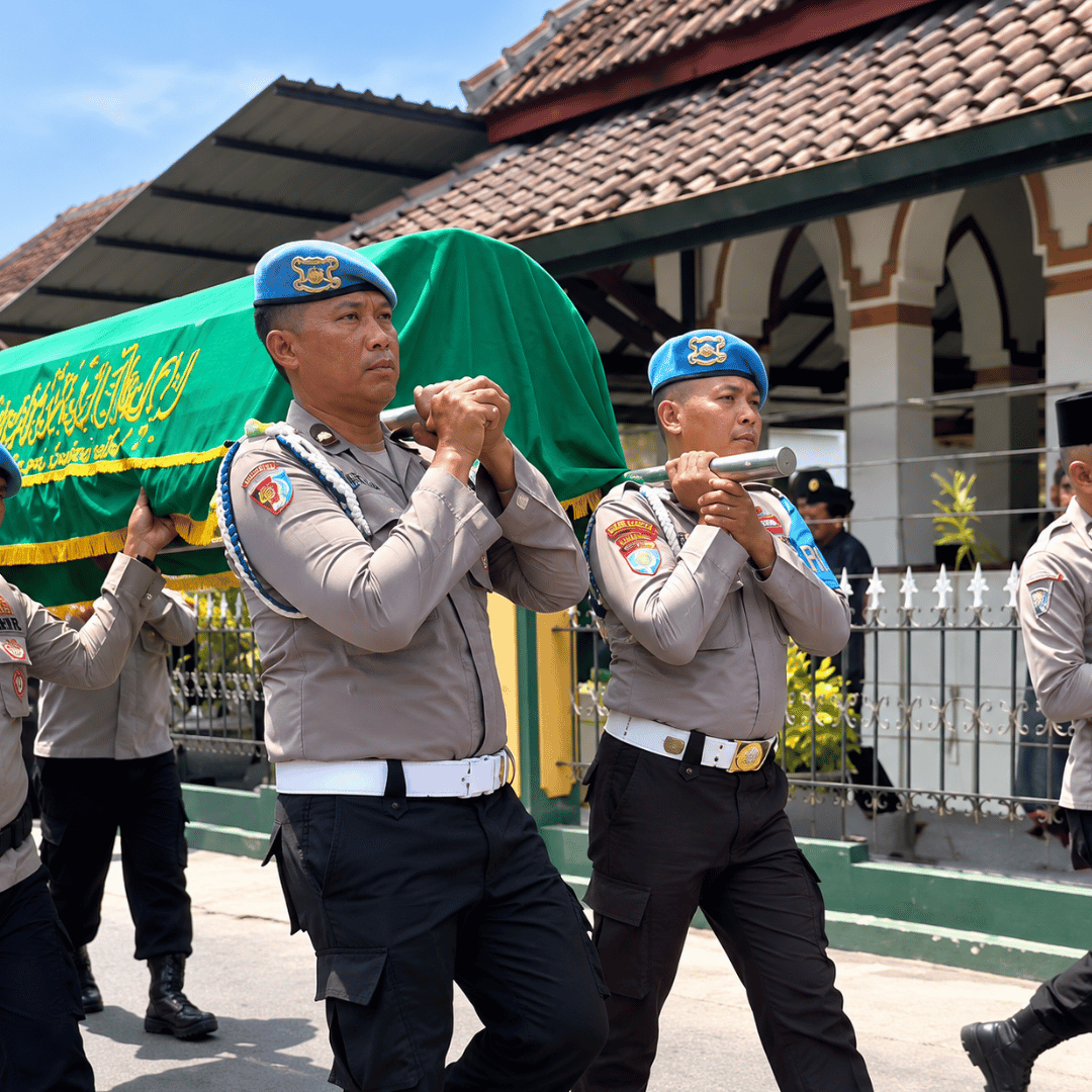 Tanpa Sekat, Polisi Ikut Mengangkat Jenazah Bersama Warga hingga ke Pemakaman