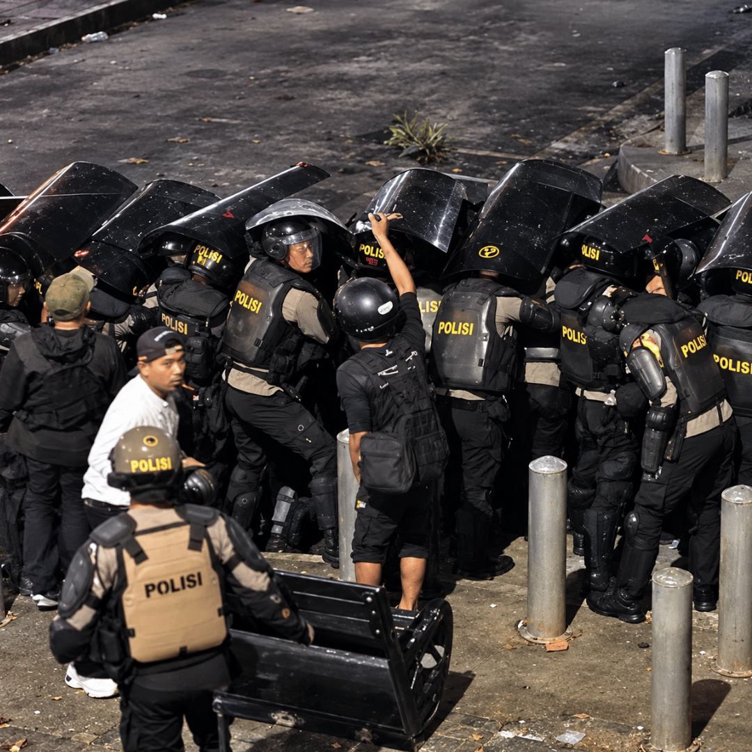 Viral Aksi di Jogja, Pria Tak Dikenal Masuk Barisan Polisi Terekam Melempar Benda ke Arah Mahasiswa