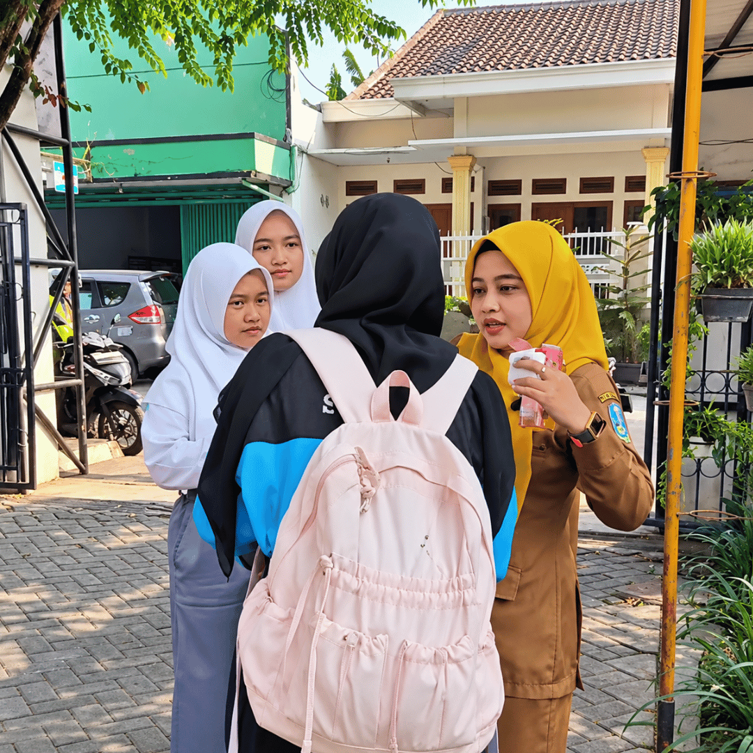 Viral Momen Guru SMA Bersihkan Makeup Siswi di Gerbang Sekolah, Pesan Tegas Disampaikan dengan Lembut