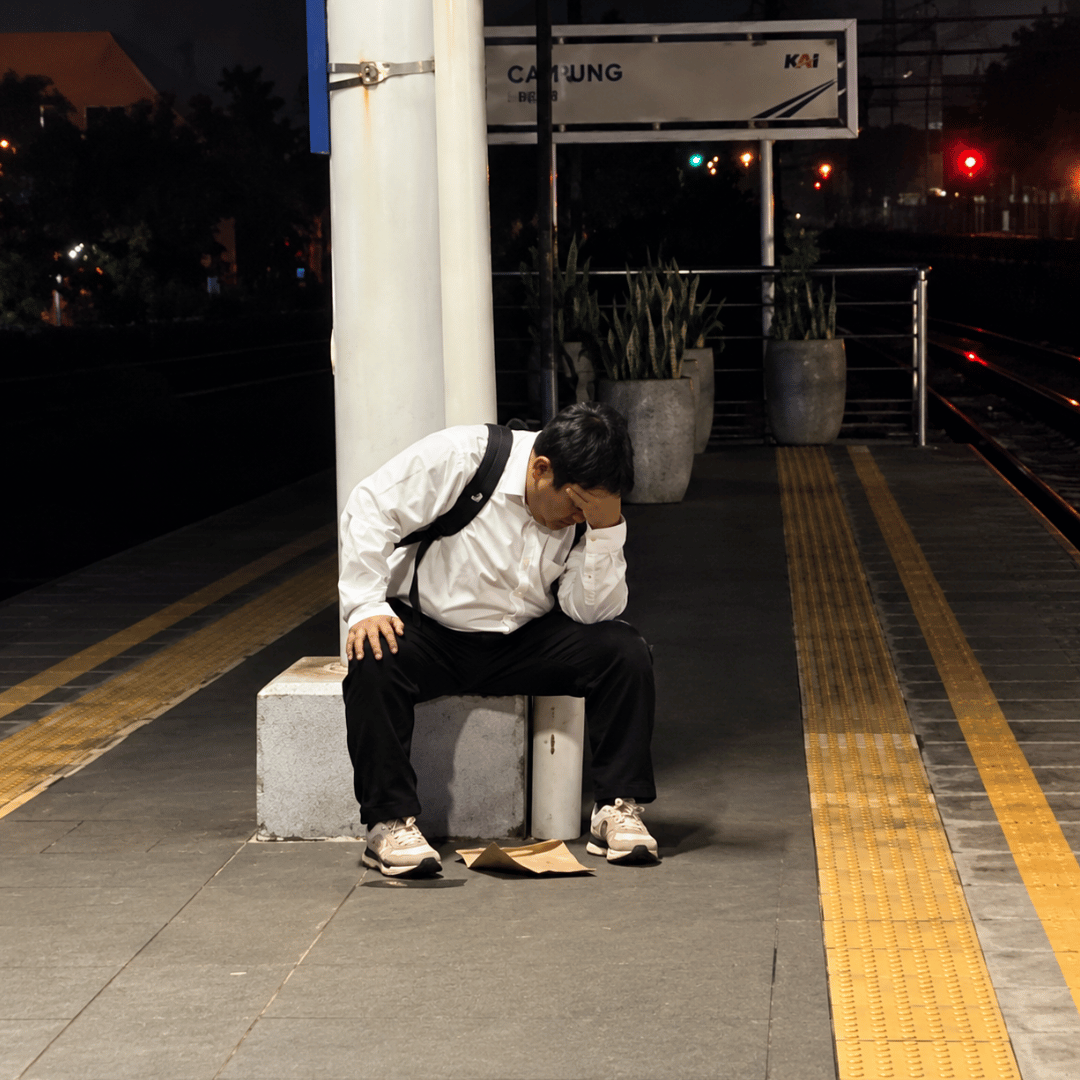Viral Pria Terduduk Lelah di Stasiun Usai Seharian Mencari Kerja, Keluarga Disebut Menanti di Rumah